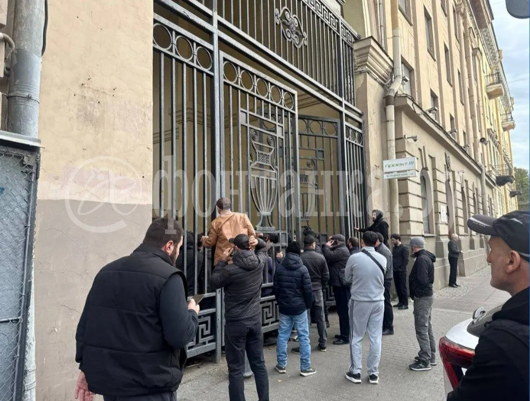 Ситуация у ворот на Сенной: людей держат за калиткой и проверяют документы и учёт на воинскую службу.
