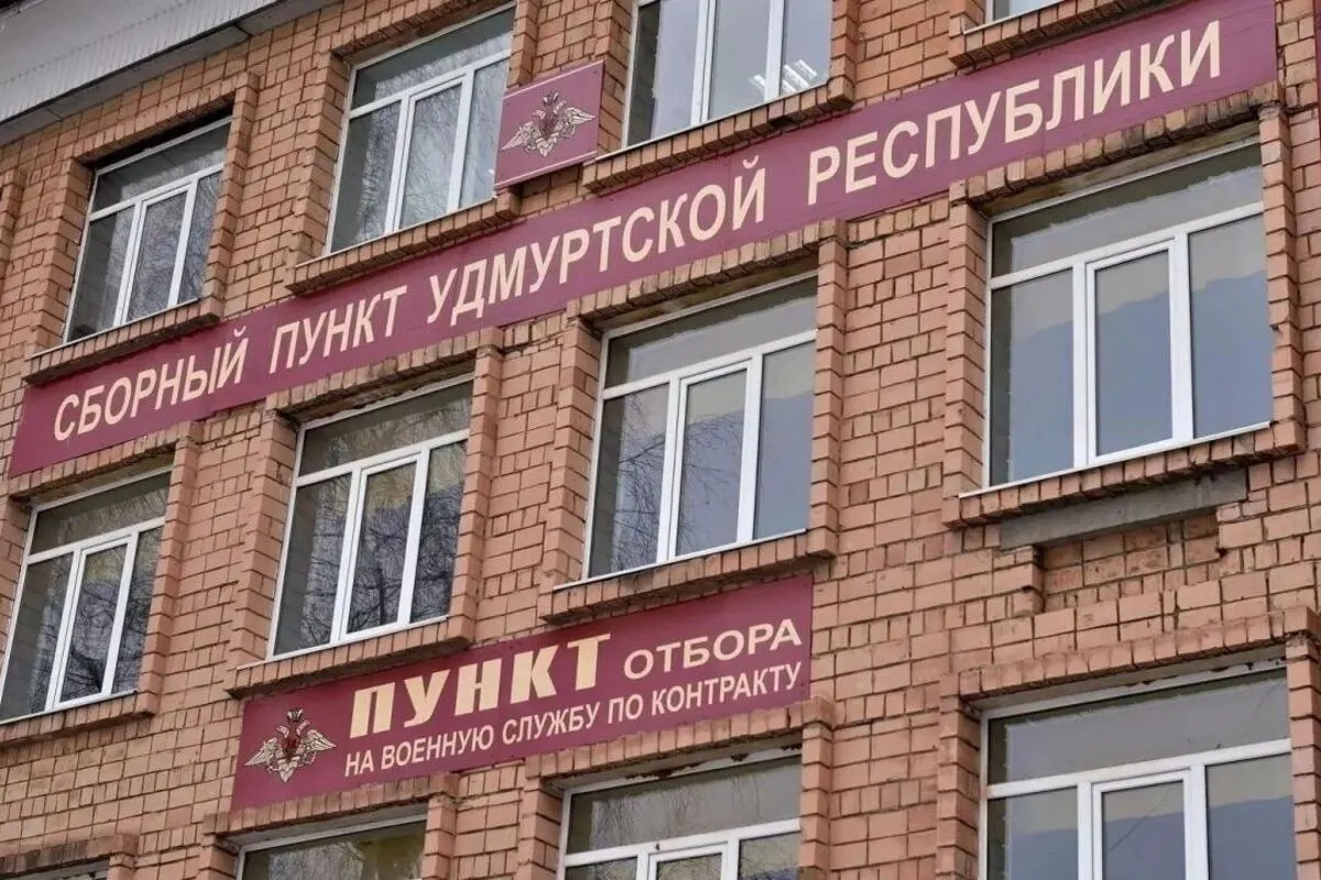 Правозащитники сообщают о насильственных задержаниях и давлении на граждан с целью подписания контракта на службу в Минобороны в ряде регионов России.