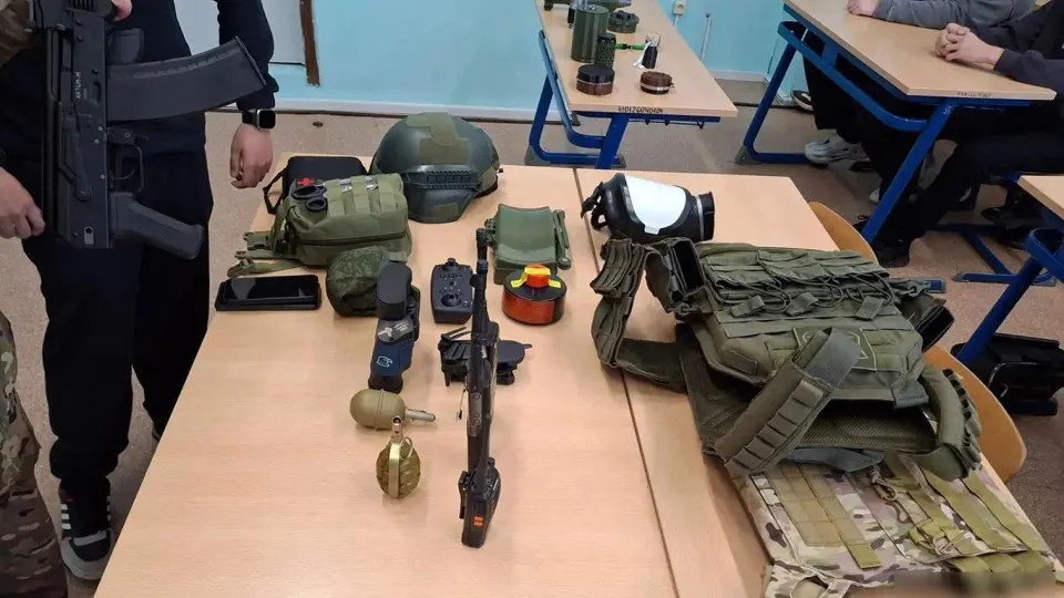 Учебные заведения провели уроки патриотического воспитания, тренировки по оказанию помощи и мастер‑классы по военной подготовке; участие приняли ветераны и лица, связанные с ЧВК Вагнера.